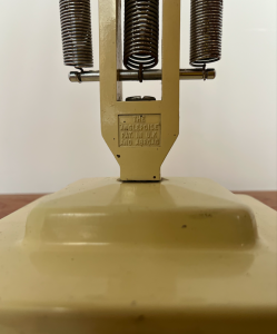 Lampe de bureau articulée industriel ecru blanc Herbert Terry Anglepoise modèle 1227 Angleterre 1940 vintage luminaire base detail