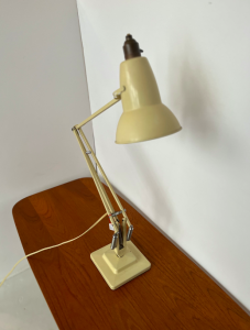 Lampe de bureau articulée industriel ecru blanc Herbert Terry Anglepoise modèle 1227 Angleterre 1940 vintage luminaire desk light