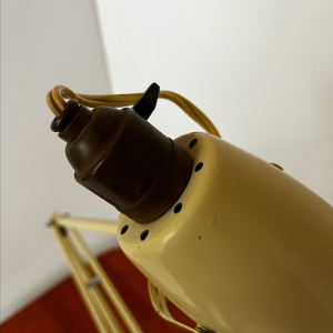 Lampe de bureau industriel ecru blanc Herbert Terry Anglepoise modèle 1227 Angleterre 1940 vintage luminaire batignolles