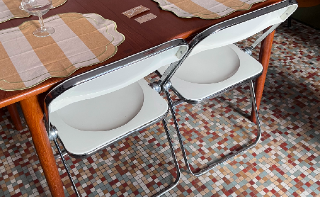 4 chaises Plia Giancarlo Piretti – 880 € les 4