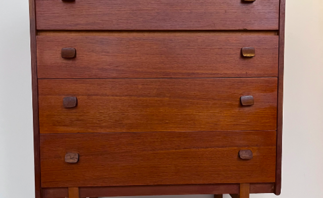 Commode 4 tiroirs – L76 x P42 x H91 cm – 470 €