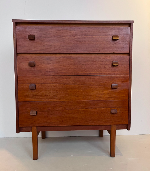 Commode 4 tiroirs – L76 x P42 x H91 cm – 470 €