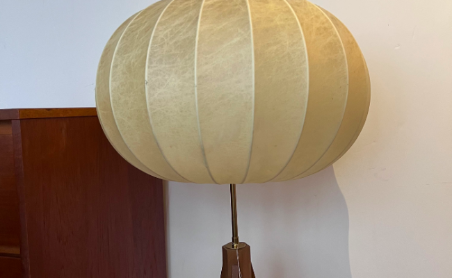 Lampadaire tripode teck et abat-jour cocoon Achille Castiglioni – H105 x D45 cm – 620 €