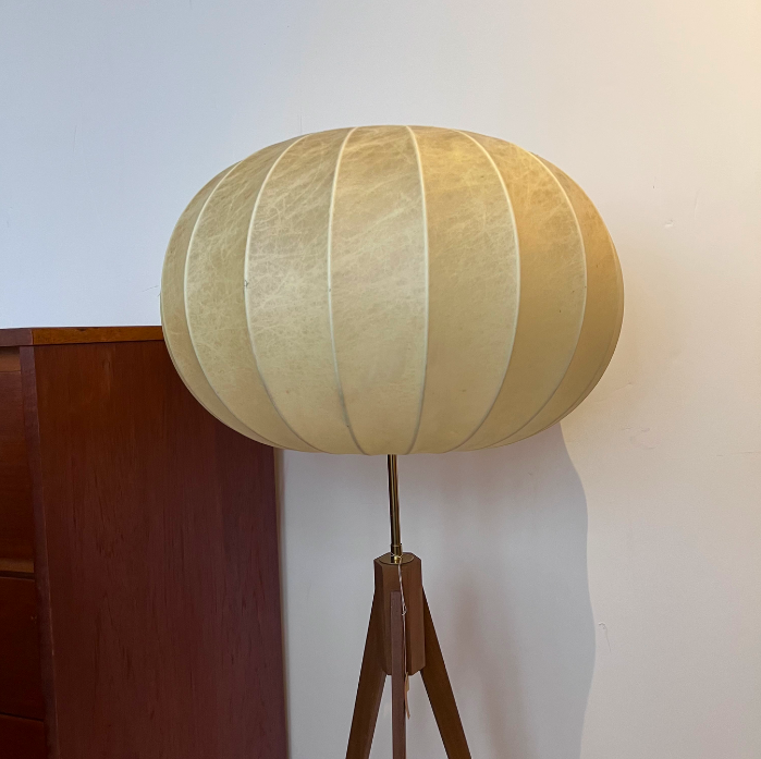 Lampadaire tripode teck et abat-jour cocoon Achille Castiglioni – H105 x D45 cm – 620 €