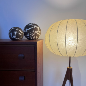 sphere ceramique terre noire lampadaire tripode teck suspension cocoon vintage Goldkant Leuchten