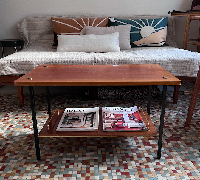 Table basse années 1950 en bois, métal et laiton doré – L74 x P40 x H44 cm – 180 € soldé 160 €