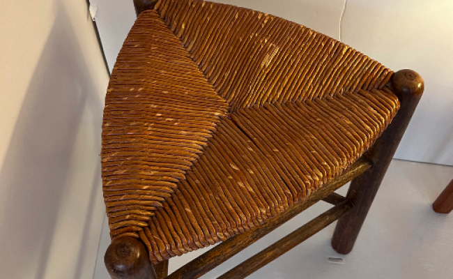 Tabouret triangle bois et osier – D 34 x H 40 – 85 €