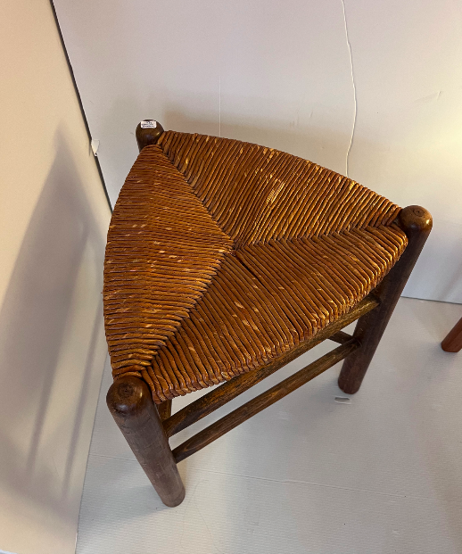 Tabouret triangle bois et osier – D 34 x H 40 – 85 €