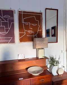 tentures murales vrandinis pigmens miroir lampe vintage1970 couleur creme abatjour leopard irisé beige