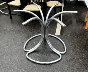 pied de table giotto stoppino chromé et plateau rond en verre fumé