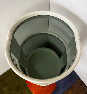 chariot italien de rangement bois blanc et verre annees1970 desserte space age a roulettes plateau verre