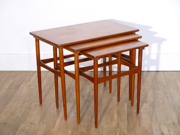 Table gigogne en teck danoise – L55 x P38 X H46 cm – 440 €