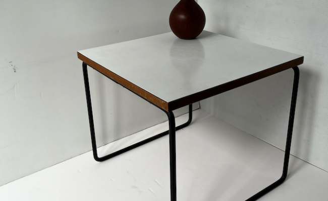 Table volante Pierre Guariche / Steiner noire ou blanche – L39 x P39 x H 35 cm – 340 €