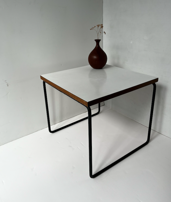 Table volante Pierre Guariche / Steiner noire ou blanche – L39 x P39 x H 35 cm – 340 €