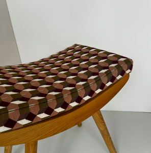 tabouret ottoman bois clair pieds compas coussin raven aubergine kaki la boutique de caroline paris batignolles detail