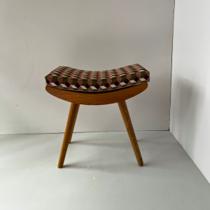 tabouret ottoman bois clair pieds compas coussin raven aubergine kaki la boutique de caroline paris batignolles lartetlafacon