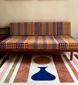banquette daybed knoll antimott peter hvidt galerie danoise paris tissu pierre frey multicolore carreaux tapis colortherapis blue vase couleurs douce