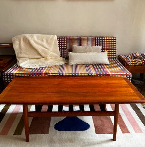 banquette daybed knoll antimott peter hvidt galerie danoise paris tissu pierre frey multicolore carreaux tapis colortherapis blue vase couleurs douce table basse teck grete jalk