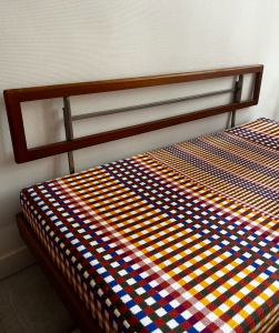 banquette daybed vintage paris knoll antimott vintage coussin tissu pierre frey din boréales a motifs carres couleurs multicolore dossier