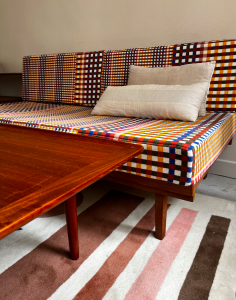 banquette daybed vintage paris knoll antimott vintage coussin tissu pierre frey din boréales a motifs carres couleurs multicolore galerie scandinave colortherapis tapis tufté couleurs douces