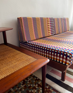 banquette daybed vintage paris knoll antimott vintage coussin tissu pierre frey din boréales a motifs carres couleurs multicolore peter hvidt table