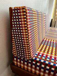 banquette daybed vintage paris knoll antimott vintage coussin tissu pierre frey din boréales a motifs carres couleurs multicolore profil