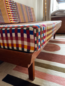 banquette daybed vintage paris knoll antimott vintage coussin tissu pierre frey din boréales a motifs carres couleurs multicolore zoom