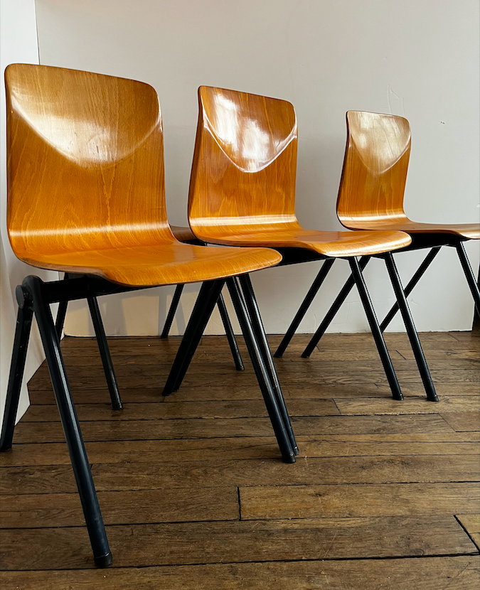 Série de 4 chaises Pagholz Galvanitas en hêtre clair – L 46 x P 42 x H 79 (43) cm – 520 € les 4