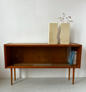 meuble bas bois clair vintage rangement brocante paris batignolles vase vague capucine valentin