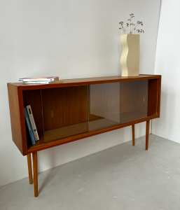 meuble bas bois clair vintage rangement brocante paris batignolles vase vague capucine valentin deco