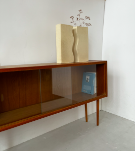 meuble bas bois clair vintage rangement brocante paris batignolles vase vague capucine valentin decoration p