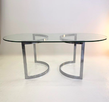 Table à manger en métal chromé et verre – 690 €