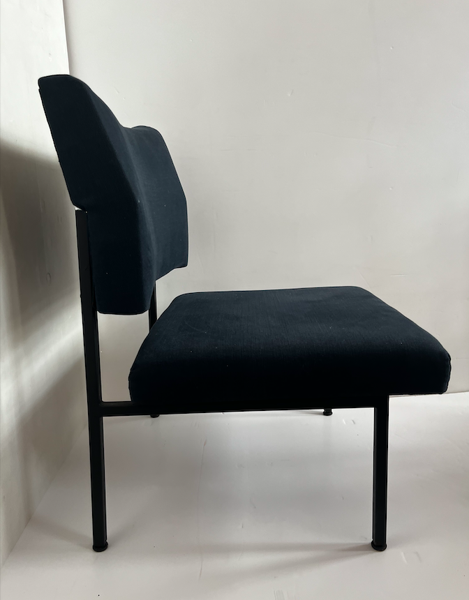 Chauffeuse 1970 métal noir et coussin bleu nuit – L55 x P60 x H75 (38) cm – 550 €