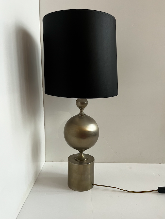 Lampe à poser Philippe Barbier chrome et abat-jour noir – H 80 cm – 350 €