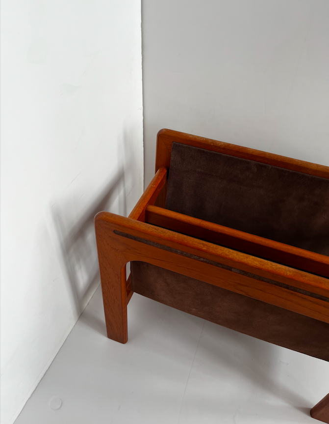Porte-revue teck et cuir retourné – 390 €