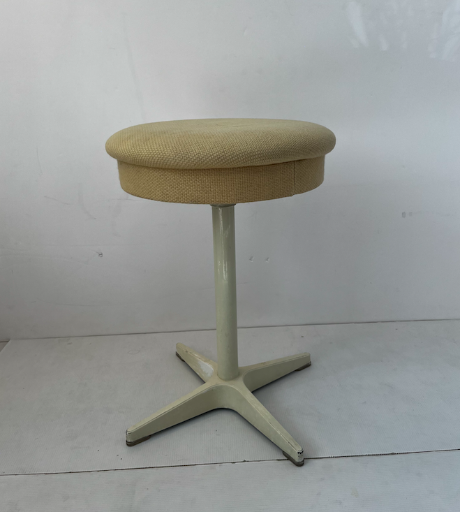 Tabouret pivotant pour Bremshey and co – 115 €