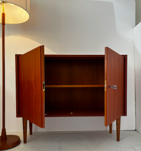 buffet enfilade etroit scandinave teck porte et rangement midcentury furniture paris batignolles galerie lighting scandinave danish