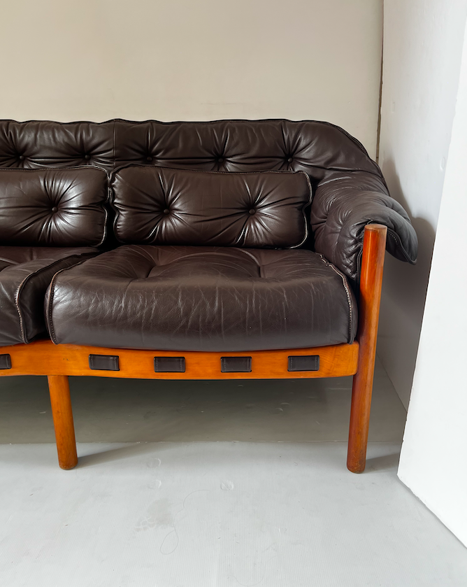 Canapé 2 places en cuir marron Arne Norrall pour Coja Sweden – L 150 x P 57 x H 73 cm – 1800 €