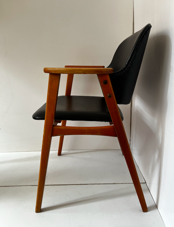 Fauteuil de bureau Cees Braakman en bois clair et skai noir – L 60 x P 42 x H 79 (43) cm – 290 €