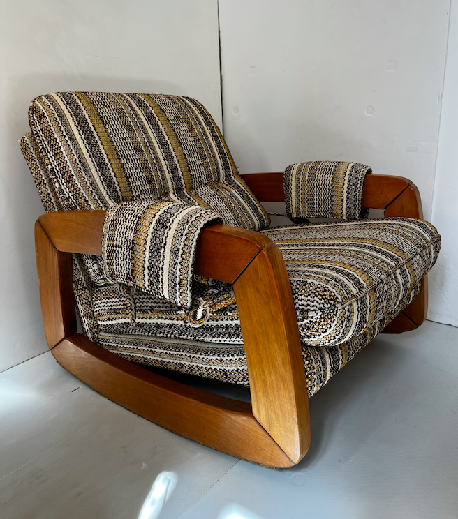 Fauteuil à bascule pieds traineau en orme massif – 650 €