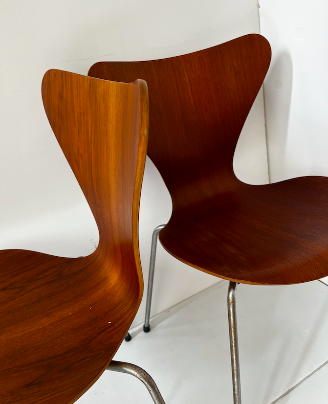 Paire de chaises série 7 Arne Jacobsen pour Fritz Hansen – 240 € l&rsquo;une