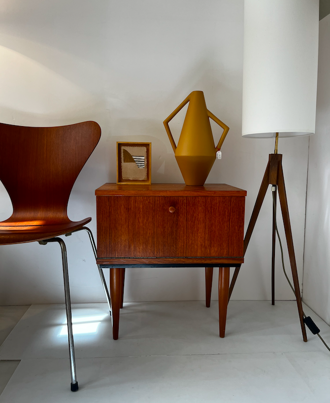 Paire de tables de chevet vintage à abattant – 340 €