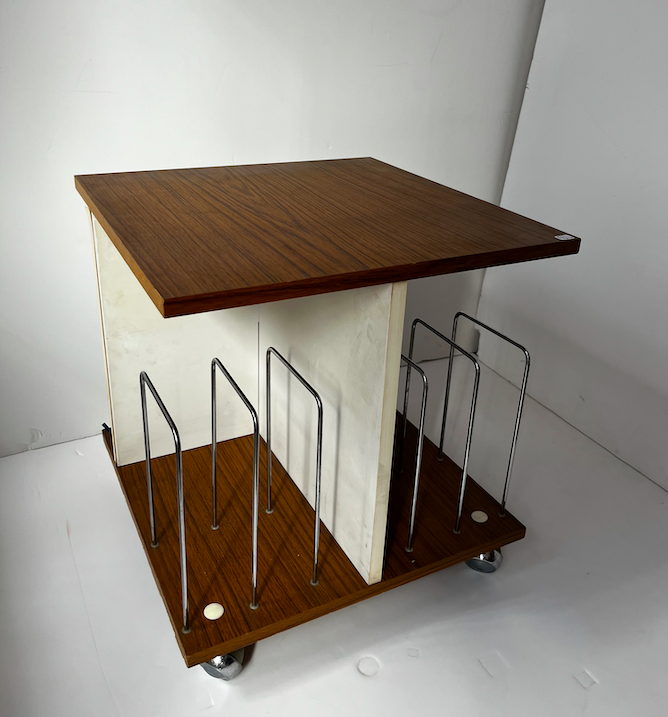 Meuble bas à roulettes range-vinyles – L 42 x P 42 x H 45 cm – 110 €