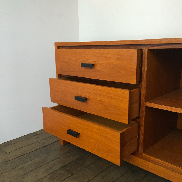 Commode buffet années 1960 – L 108 x P 45 x H 70 cm – 890 € soldé 649 €