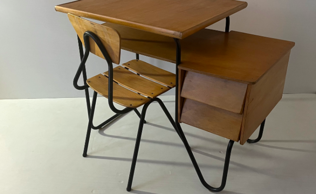 Bureau enfant 1950s dans le style de Jacques Hitier – L83 x P51 x H65 cm – 390 € soldé 290 €
