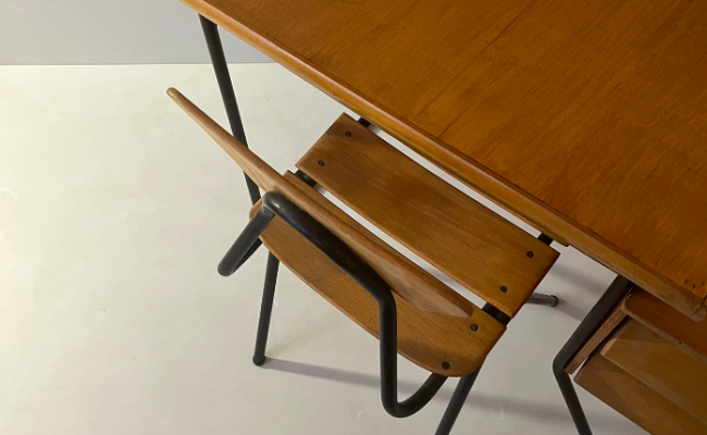 Bureau enfant 1950s dans le style de Jacques Hitier – L83 x P51 x H65 cm – 390 € soldé 290 €