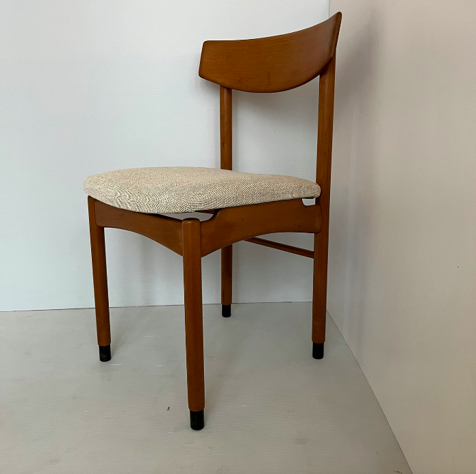 Chaise vintage scandinave refaite à neuf – L 40 x P 43 x H 77 / 44 cm – 240 € soldé 229 €