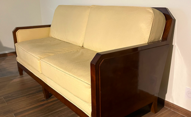 Canapé Art Deco refait à neuf avec un similicuir « autruche » – L172 x P80 x H85 cm – 1900 €