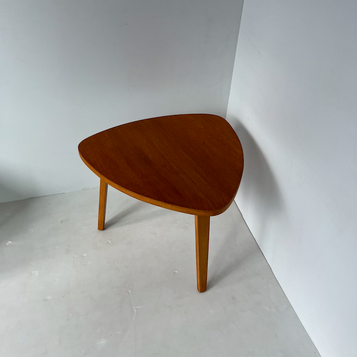 Table basse forme libre &laquo;&nbsp;bowwood&nbsp;&raquo; – D 62 x H 46 cm – 269 €