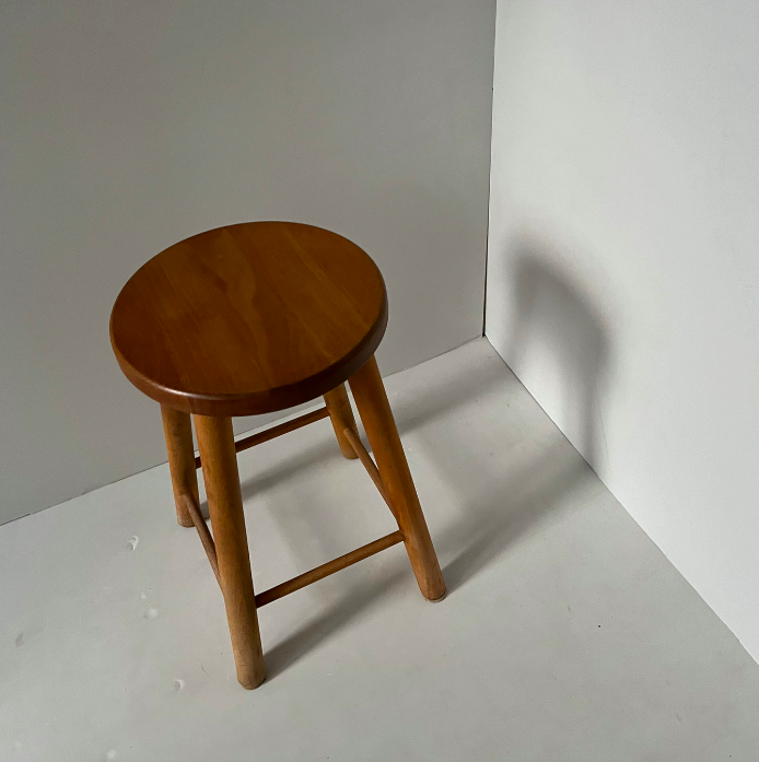 Tabouret vintage en bois clair – D30 x H 52 cm – 75 €